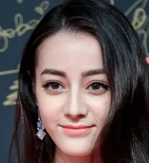 迪丽热巴素颜旧照曝光,曾在景区做向导,跟她合影的小伙子赚大了