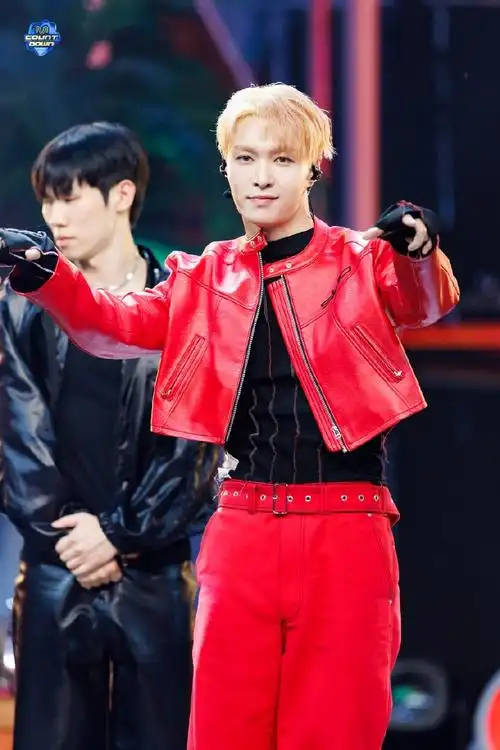 还有横版舞台照片9p另开贴指路张艺兴外网皇家翻译@张艺兴