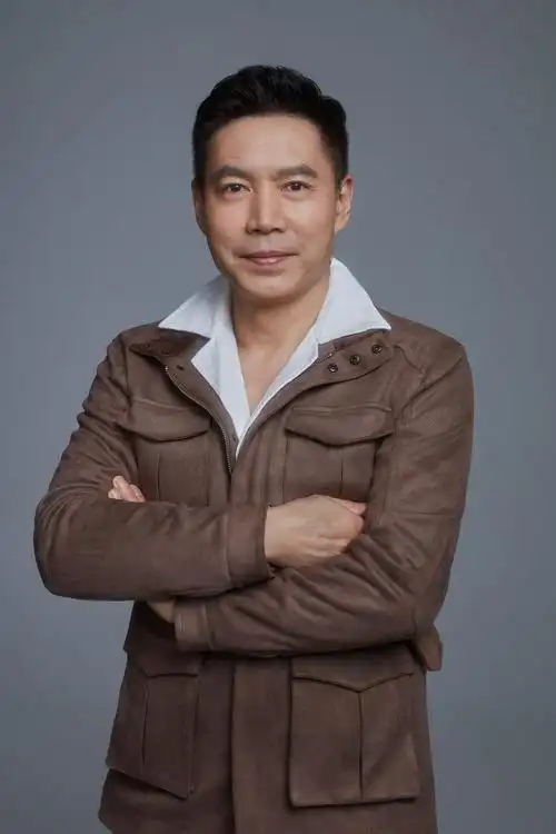 今日演员王韦智@王韦智的微博 发布最新写真,一袭猎装质感满满