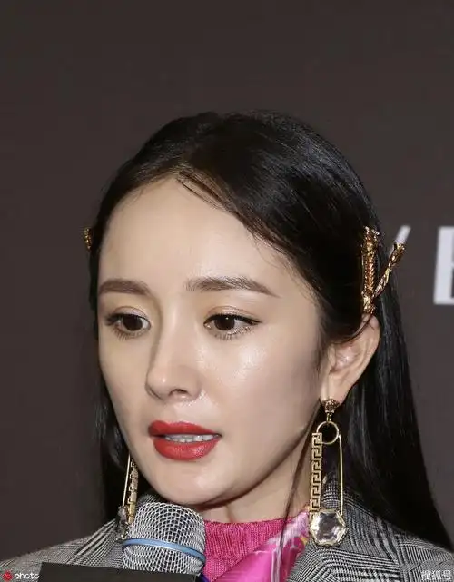 杨幂红唇美艳侧颜a爆,大庭广众之下挠头不注仪态