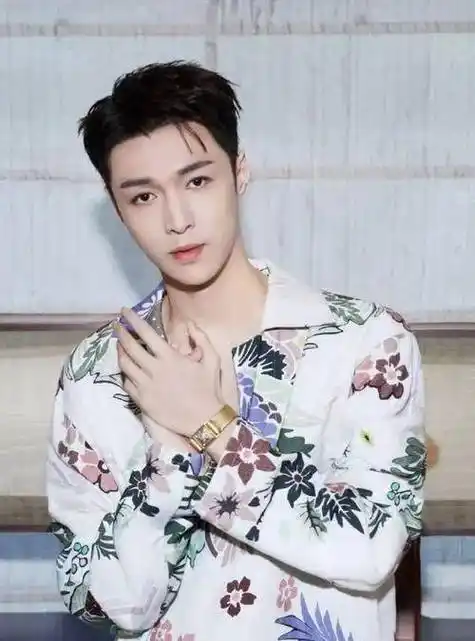 网友澳门偶遇张艺兴,短裤短发花衬衫,路人装扮和街舞形象大不同_生活