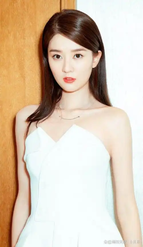 90后美女明星乔欣清新脱俗,给人一种亲切可爱的邻家女孩的感觉