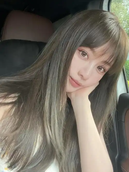 亚麻闷青色,显白发色