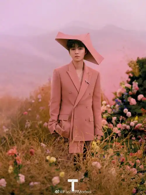 王俊凯以粉色西装造型登上t magazine 三月刊封面,这也是他今年"开季