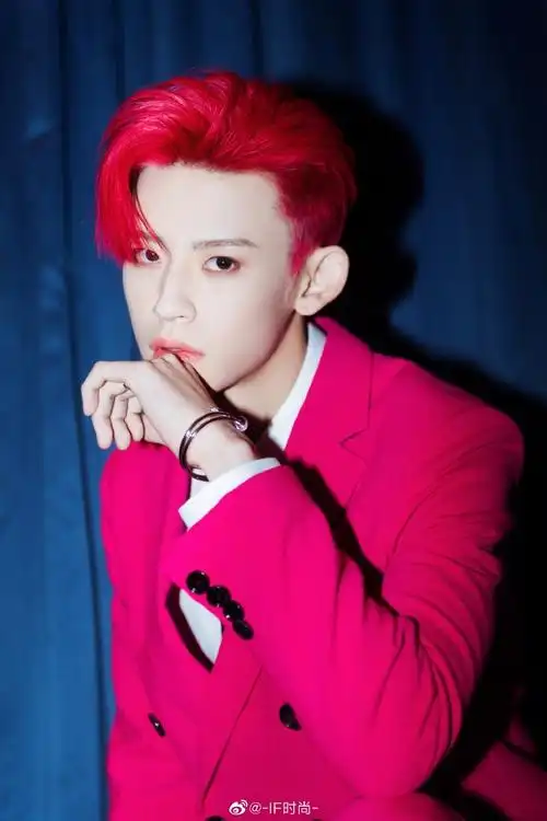 小鬼王琳凯今日造型,玫红西装与红发相得益彰,太个性啦～#小鬼王琳凯