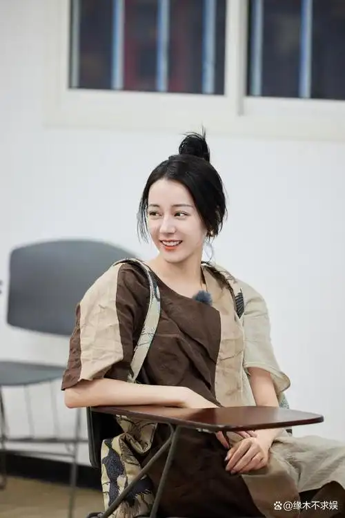 迪丽热巴花少5引争议不穿拖鞋被嘲太邋遢更多行为被扒