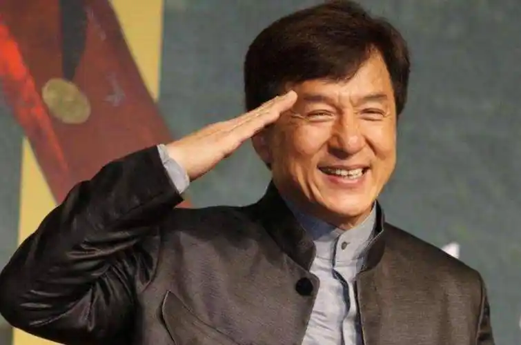 成龙为什么能走红?拍电影中不慎刮伤眼角,结果他顺便