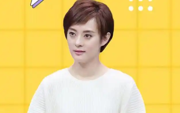 然而,随着年龄的增长,短发逐渐显得老气,这也让孙俪在活动中的造型