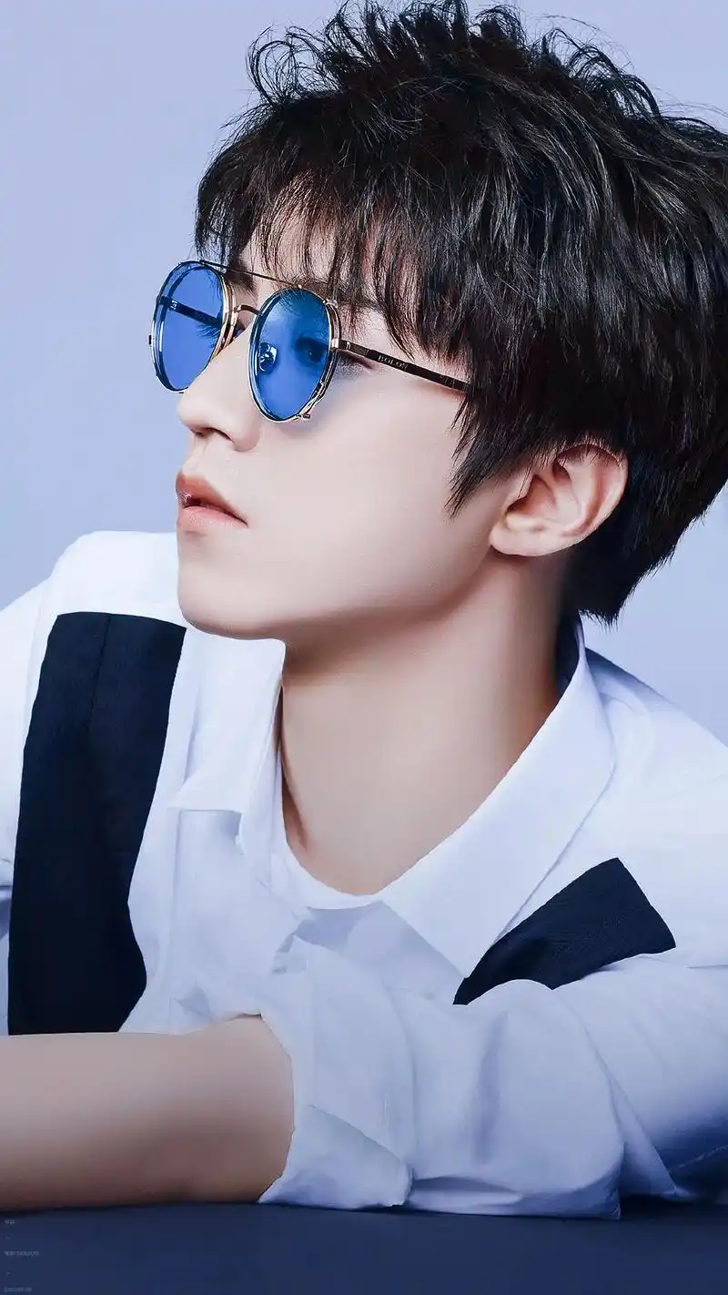 王俊凯戴眼镜真的好禁欲,要让你百分百心动