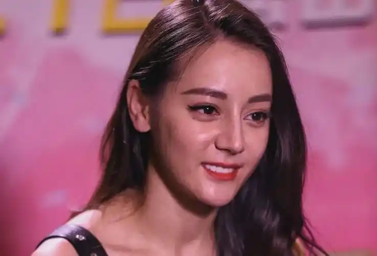 "女神滤镜"粉碎?迪丽热巴未精修图被曝,痘痘和皱纹清晰可见