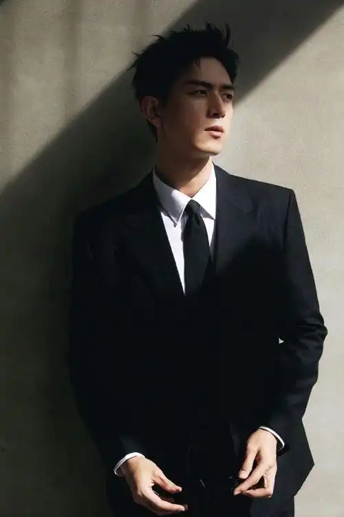 李现ing现男友在气场这块真的狠狠拿捏,时尚表现力很绝,又帅又酷