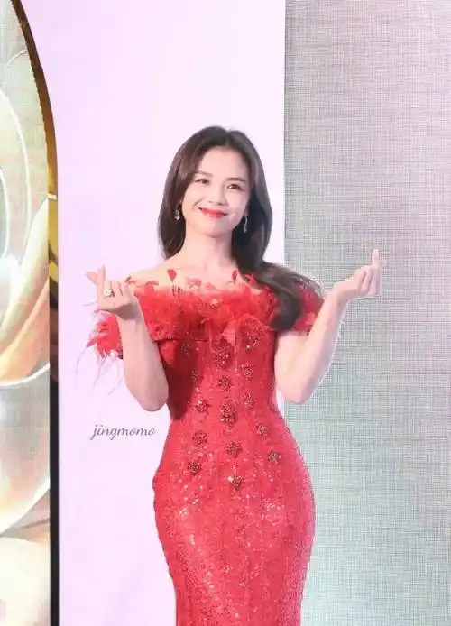 刘涛昆明活动图曝光 穿烈焰拖尾裙明媚大气好惊艳
