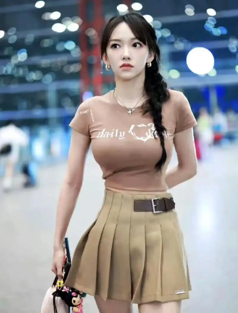 程潇的身材比柳岩还好吧[思考]