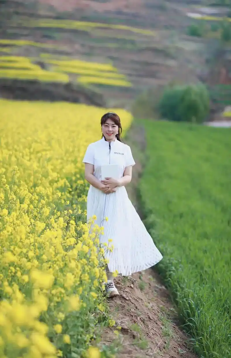 散发着阳光般的气息的小女人#油菜花#花海拍照 #写真约拍 - 抖音
