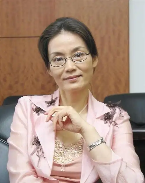 潘虹才是真正的骨相美穿粉西装配粉吊带自然老去的样子真优雅