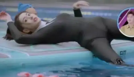 张天爱最迷人瞬间不是穿超短裤而是穿睡衣侧身低语你也洗一下