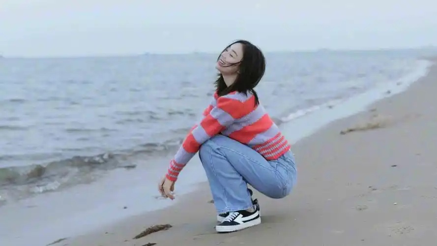 袁姗姗秋日海边元气写真