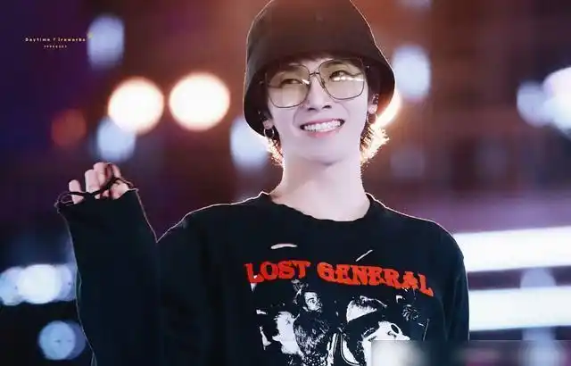 华晨宇戴口罩绝美!两个元素舞台成个人演唱会,一个眼神粉丝落泪