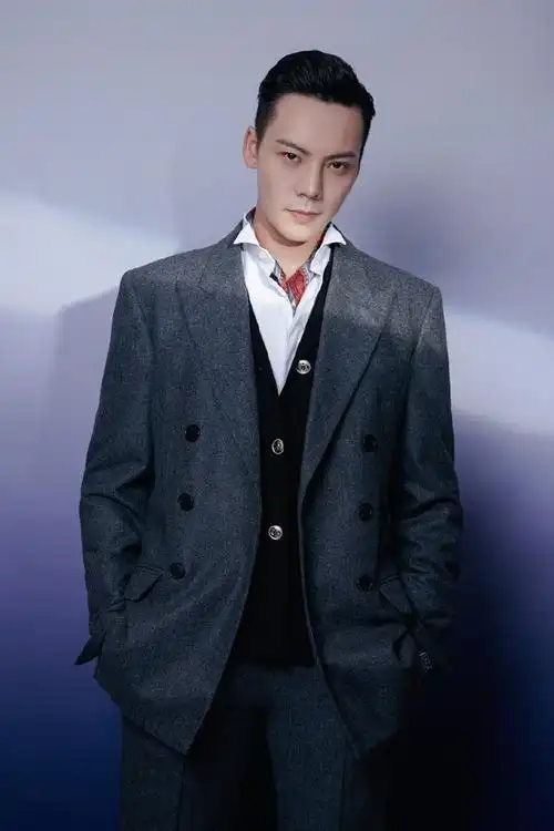 组图:陈伟霆国庆晚会造型曝光 西装背头尽显男人魅力