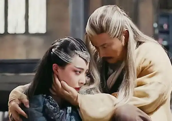 《射雕》新修版:黄药师和梅超风的关系,在旧版早有暗示?