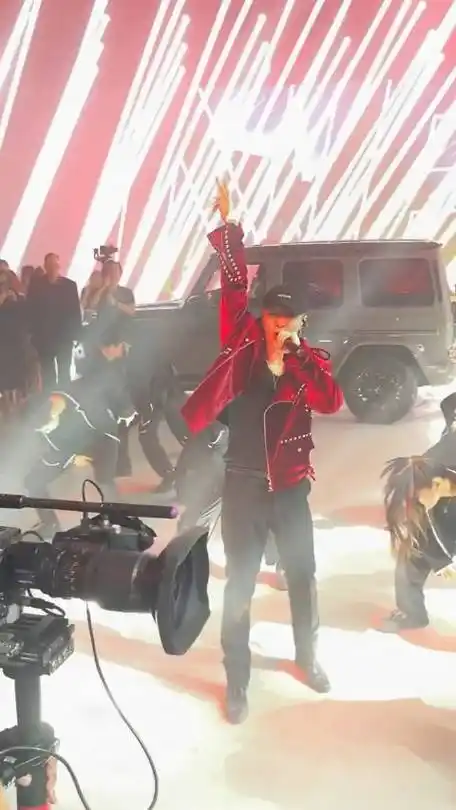 全能艺人张艺兴昨日现身梅赛德斯-奔驰g级越野车焕新传奇派对现场