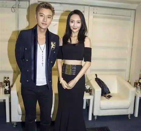 贾乃亮新剧片场照片流出,公主抱王鸥表情愉悦,体力还是很不错的