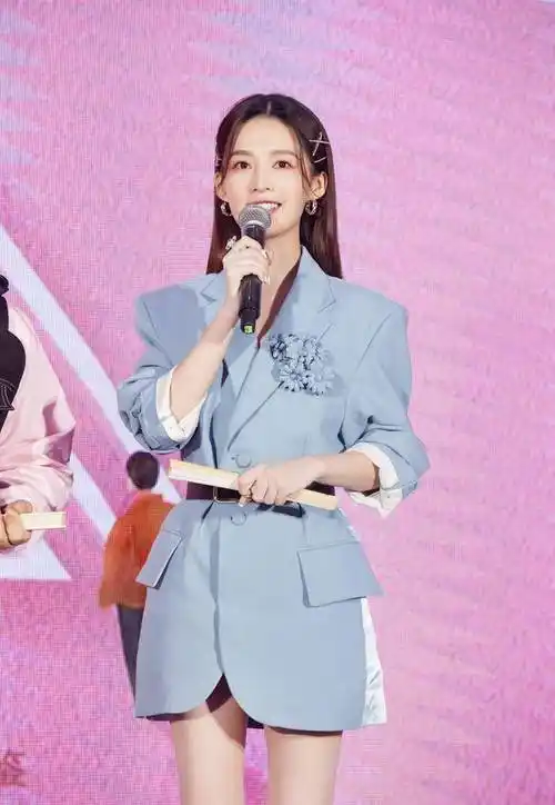 李沁不愧是"西装控",西装裙绑个腰带,美得不要不要的_气质_传统_特种