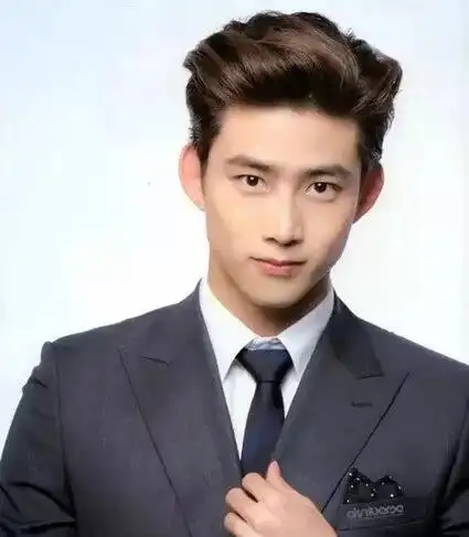 颧骨高男生适合的帅气露额短发发型