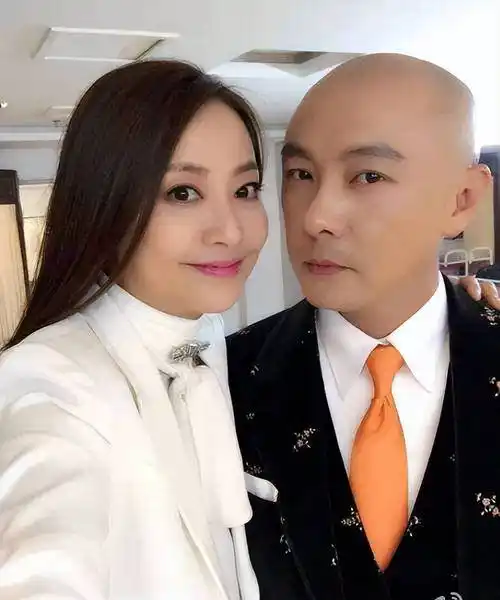 原创张卫健妻子晒近况48岁发福明显皮肤白到发光流产后选择丁克