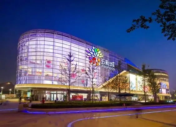 华润五彩城因处于五环外的清河镇,而常被称为清河五彩城.