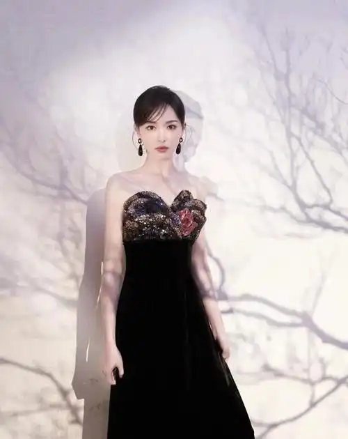唐嫣最新活动高清美图来袭一身黑色流苏连衣裙优雅美丽