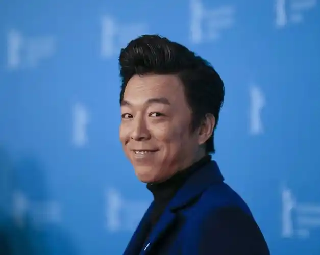 黄渤的人缘特别的好情商非常的高不拿影帝都对不起他