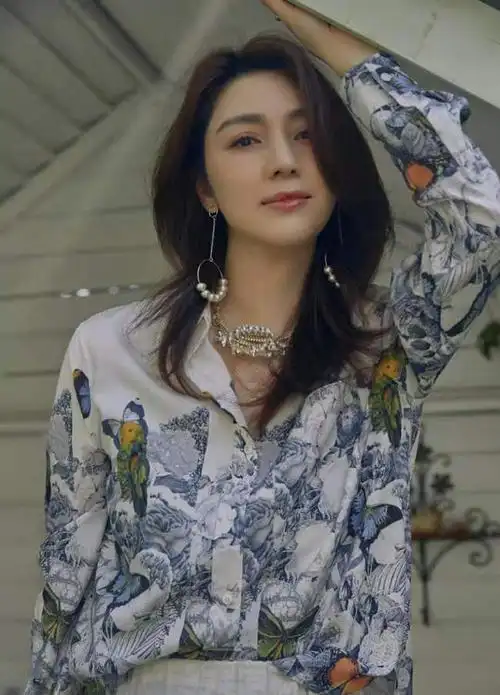 洪欣真是逆生长西装配粉衣配上高马尾看起来青春靓丽