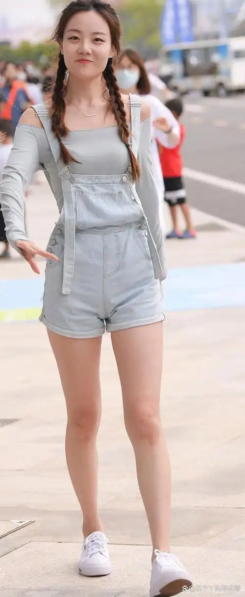 牛仔背带短裤搭配小白鞋,年轻女孩子靓丽搭配,好身材不掩饰!