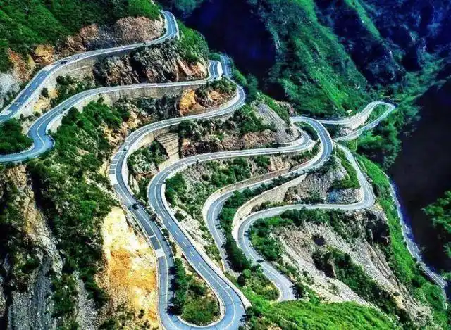 第1条当之无愧的就是川藏公路了,这条公路的南线是著名的318国道从