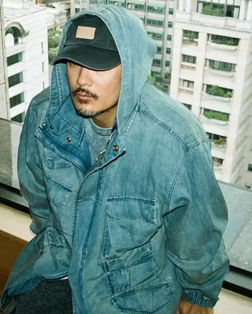 余文乐亲自演绎madness新季产品 胡子形象十分显老