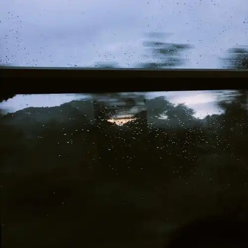 在车厢内看着窗外的雨