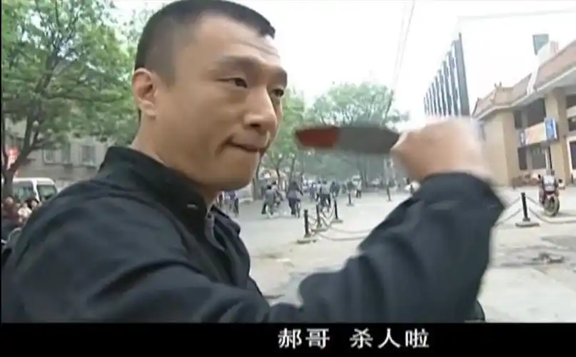 请注意一个细节,刘华强捅伤摊主之后,把西瓜刀扔在了摊位上,那上面留