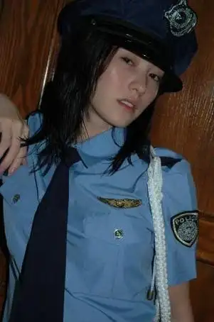 他宣布永久退出香港娱乐圈,她们璀璨的星途变得暗淡,唯独张柏芝依旧