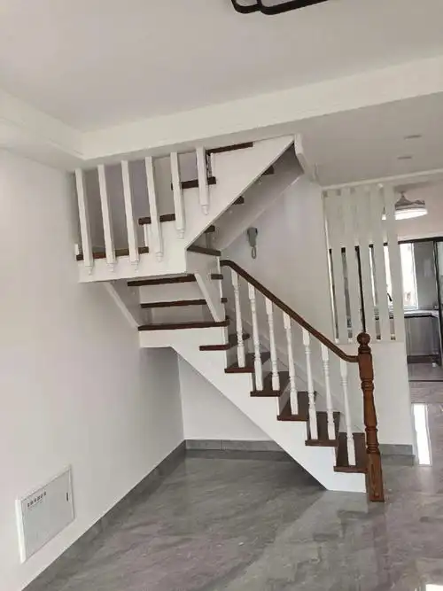 楼梯整个材料用美国红橡木做套色搭配 都做开放漆木纹明显超级好看