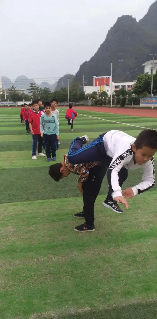 四(2)班 我们的大课间:跳山羊