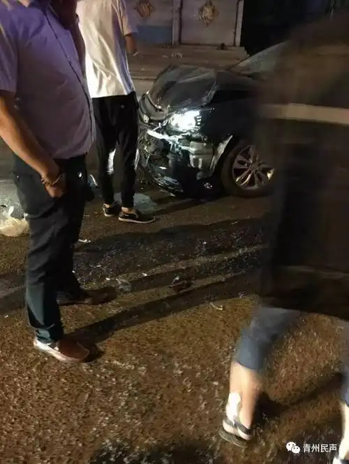 青州王府深夜发生车祸,骑摩托车的鞋都掉了,当时就