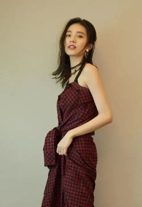 万鹏颜值与实力并存的气质女神