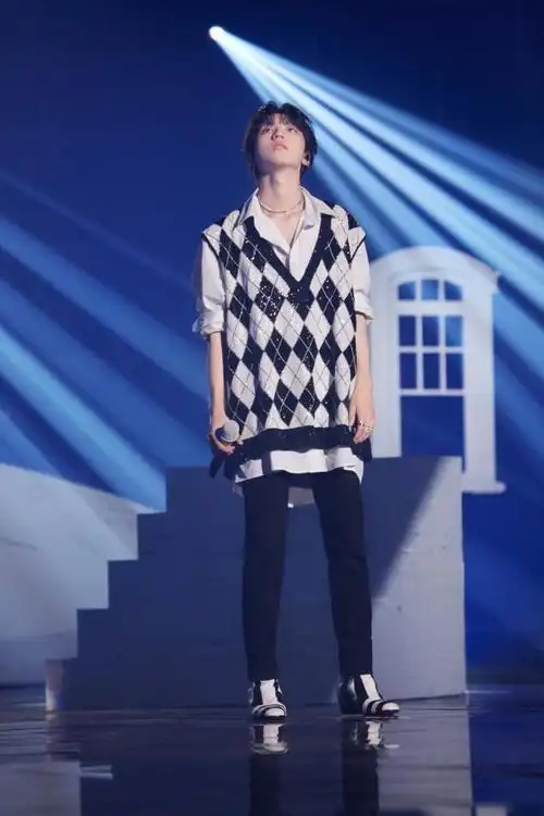 王俊凯剪了寸头帅爆了一身同色系穿搭化身行走的荷尔蒙