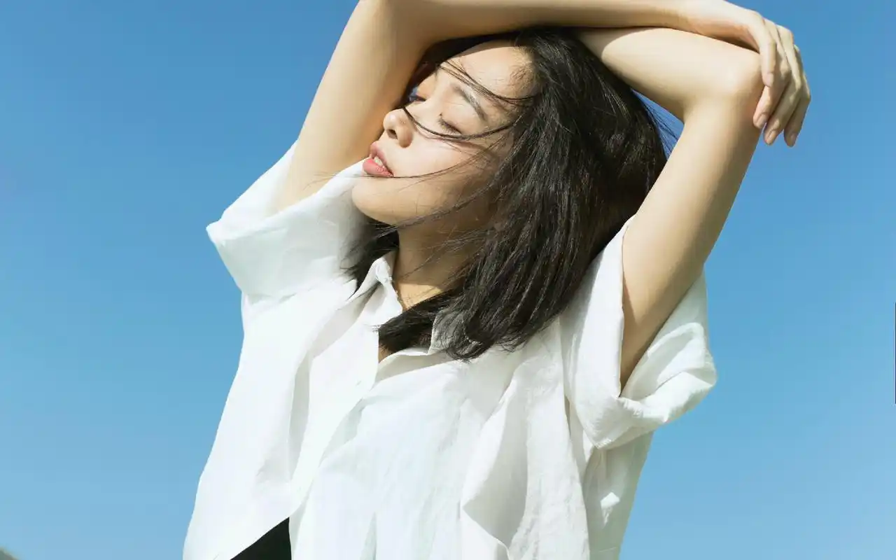 清纯文艺短发美女干净唯美写真图片桌面壁纸高清大图预览1920x1200