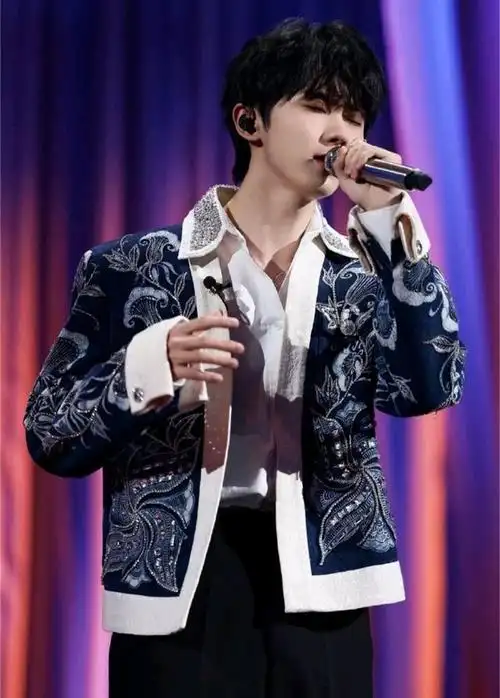 "马嘉祺白色碎钻衬衫:一款让你瞬间变身时尚达人的单品!