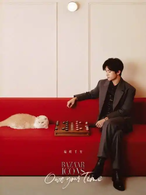 易烊千玺,这位年轻的艺人,再次携手时尚芭莎,带来了一场视觉的盛宴.