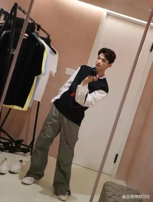 在所有的男明星中,我非常喜欢看白敬亭的穿搭,他的穿衣,和很多男明星