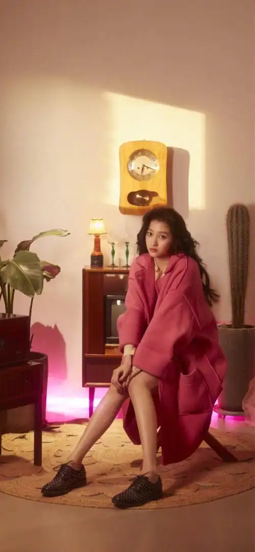 关晓彤t恤皮裙大露美腿,动作搞怪,网友:这腿我可以一直吹!