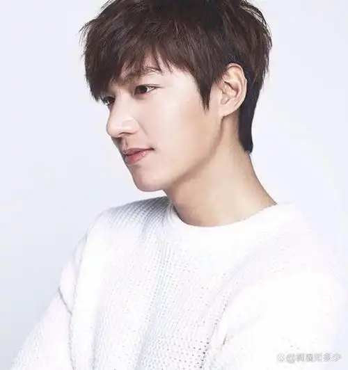 的画报,而作为韩国一线男演员的李敏镐当然也要受邀拍摄全新的写真